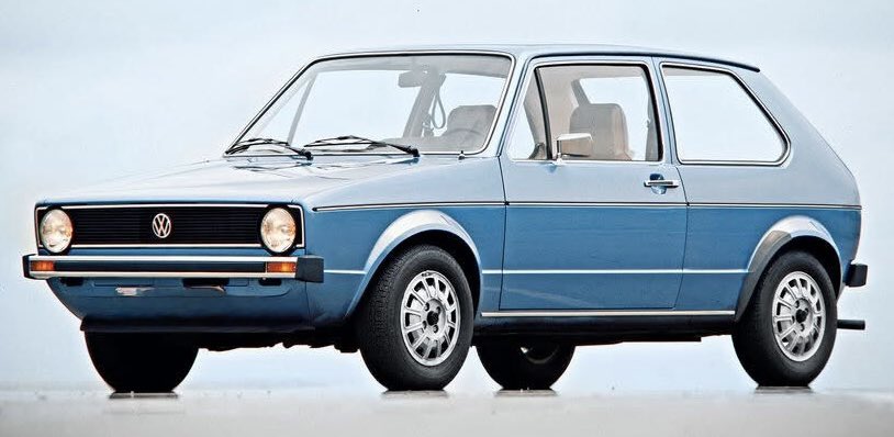 SalvOasi's tweet photo. Volkswagen Golf LS

La Golf LS rappresentava bene lo spirito della prima serie: linee pulite di Giugiaro, carrozzeria compatta, trazione anteriore e un’impostazione moderna che avrebbe cambiato per sempre il concetto di utilitaria europea.

Semplice, razionale, robusta. Una di quelle auto nate senza voler sembrare speciali, ma diventate riferimento per intere generazioni.