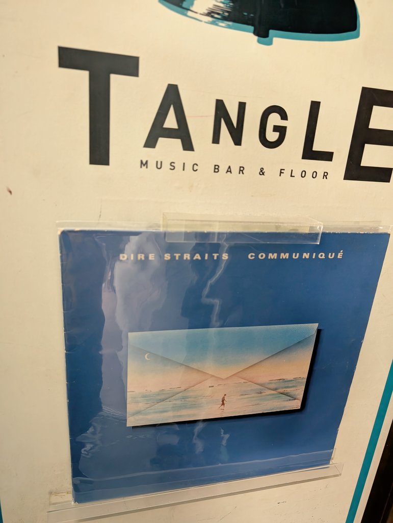Tangle_bar's tweet photo. 本日もオープン、タングル。
日曜日通常営業
17:30-23:00
雨も降り始めた渋谷の日曜日
大切な週末の着地点に心よりお待ちしております◎ウエルカムレコードは、はじめて買いましたDIRE STRAITSです。 https://t.co/Ze3ESaRvT8