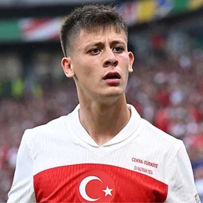 gusholderhaber's tweet photo. Tümer Metin, Arda Güler’in sahadaki kabadayılığına zevkten geberdiğini anlattı.

🔺 “Arda Güler’i izlerken zevkten geberiyorum.”

🔺 “Beni etkileyen sadece yeteneği değil.”

🔺 “Arda’da başka bir kabadayılık var.”

🔺 “Sanki buraları ben alacağım diyor.”

🔺 “Buralar artık benden sorulur havası var.”

🔺 “Bu yaşta bunu taşıması inanılmaz.”

🔺“Mahallenin kabadayısı gibi geziyor.”

🔺 “Beni asıl zevkten geberten şey bu.”

🔺 “Arda kim olduğunun farkında.”