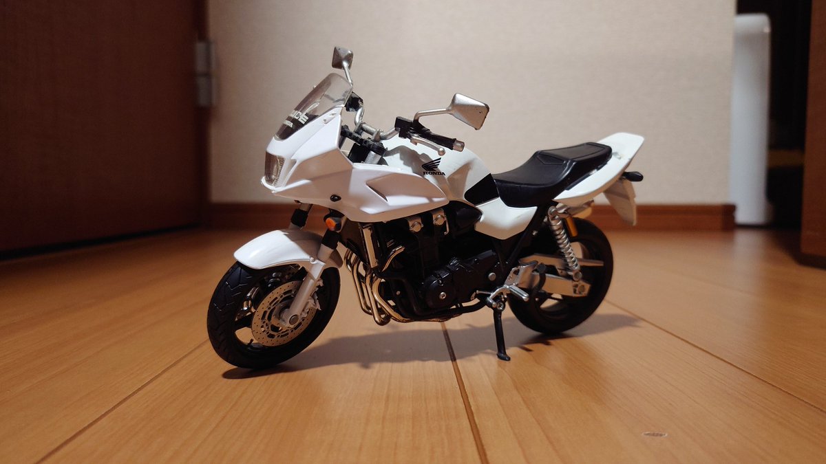 SgtF20's tweet photo. 娘にアオシマの白バイ壊されちゃったので、普通のCB1300に改造した。 https://t.co/gfOBkxk7kv