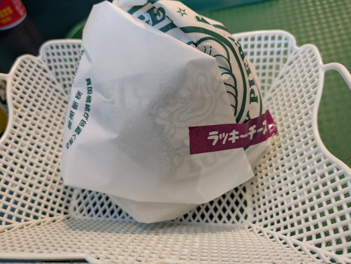 h031015's tweet photo. ホックルでのイベント無事終了しました。お買い上げいただいたお客様、イベントスタッフの方々、ありがとうございました。そしてさらば、ずーしーほっきー、ラッキーピエロ食って帰ります。 https://t.co/bWa1okVu90