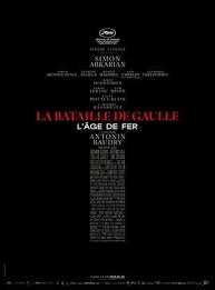 merlinpapin3's tweet photo. Vu le Film #LaBatailledeGaulle L'Age de Fer de Antonin Baudry (2026) avec Simon Abkarian Florian Lesieur Niels Schneider Benoit Magimel Thierry Lhermitte Karim Leklou Simon Russel Beale Dan Kasosh Mathieu Kassovitz Kacey Mottet Klein Félix Kysil Anamaria Vartolomei Campbell Scott Grégo

Après l'excellente surprise du Chant du Loup, Anthonin Baudry s'attaquait à un véritable Everest cinématographique. Un projet casse-gueule comme le cinéma français en produit rarement : raconter une partie de la Seconde Guerre mondiale à travers la figure du général de Gaulle, avec un budget pharaonique, des scènes de guerre sur plusieurs continents, des personnages historiques que tout le monde croit connaître et, surtout, le risque permanent de voir le film récupéré par les débats politiques du moment.

La question était simple : Baudry allait-il se casser les dents sur le monument ou réussir là où beaucoup auraient échoué ?

La réponse est un immense OUI.

Et tant pis pour les haters professionnels qui semblent avoir un avis avant même d'avoir acheté leur billet. À chaque sortie d'un film historique, certains passent plus de temps à faire de la politique contemporaine qu'à regarder le film dont ils parlent. C'est devenu un sport national. Heureusement, le cinéma est parfois plus fort que les polémiques de comptoir.

Avant d'aller plus loin, une petite parenthèse personnelle.

Cette histoire de la Seconde Guerre mondiale ne me laisse pas indifférent. Elle fait partie de mon histoire familiale. Ma maman fut résistante et infirmière pendant le conflit. Mon père, lui, faisait partie de ceux qu'on appelle sans exagération des héros de guerre. Médaille Militaire, Croix de Guerre et bien d'autres distinctions obtenues non pas dans les bureaux mais sur le terrain. Il s'engage après la Libération de Paris dans l'armée du général de Lattre de Tassigny, dont il est d'ailleurs question dans le film. Il participera à la campagne de France et sera gravement blessé dans les Vosges après un acte de bravoure qui aurait pu lui coûter la vie.

Alors forcément, lorsque j'entre dans une salle pour voir un film consacré à cette période, je n'y vais pas seulement comme spectateur. J'y vais aussi avec une part de mémoire familiale. 

Revenons à nos moutons. Et revenons à de Gaulle. 

Déjà, quel titre magnifique : La Bataille de Gaulle. Un titre qui parle autant de l'homme que du pays. De Gaulle, la France, les Gaulois irréductibles, l'obstination, la résistance, le refus de plier. Tout est déjà là. 

Ce qui m'a frappé immédiatement, c'est que Baudry n'a pas choisi la facilité. Il ne réalise pas un simple biopic. Il adopte la méthode des grands films historiques qui ont marqué plusieurs générations : Le Jour le plus long, Paris brûle-t-il ?, ces œuvres qui racontaient la Grande Histoire à travers une multitude de destins individuels. Ici aussi, ce sont des petites histoires qui fabriquent la grande. 

Au début, je dois reconnaître avoir été un peu surpris par le choix de l'acteur pour incarner de Gaulle. Simon Abkarian n'est évidemment pas le premier nom qui vient à l'esprit lorsqu'on pense au Général. Puis, petit à petit, la magie opère. Les postures, la démarche, le phrasé, les regards, les silences, les discours. Baudry filme son acteur avec suffisamment d'intelligence pour que l'on cesse progressivement de voir Abkarian et que l'on accepte de voir de Gaulle. 

C'est tout l'art de la mise en scène. Mais la grande idée du scénario est ailleurs.

Le film raconte en réalité deux trajectoires parallèles. Deux Français. Deux patriotes. Deux hommes qui ne se rencontreront jamais. Et pourtant leurs destins vont finir par se croiser à travers l'Histoire.

D'un côté, Charles de Gaulle. Le fidèle. Le têtu. L'ambitieux. L'insupportable pour ses adversaires. L'indispensable pour son pays.

Depuis Londres, il mène une guerre qui semble perdue d'avance. Il doit affronter les Allemands, bien sûr, mais aussi les rivalités françaises, les ambitions personnelles, les calculs politiques, les traîtres, les vendus, les sceptiques et ceux qui considèrent qu'il n'est qu'un militairel parmi d'autres.

Autour de lui gravitent quelques hommes qui croient encore à l'impossible. Pierre Koenig, incarné par un Benoît Magimel toujours impeccable. Geoffroy Chodron de Courcel, joué intensément par Kacey Mottet Klein, personnage passionnant qui n'est autre que l'oncle de Bernadette Chirac qui vient de nous quitter . Une figure historique souvent oubliée mais essentielle dans l'entourage du Général.

Et puis il y a Churchill. Quel Churchill ! Simon Russell Beale est absolument formidable. Truculent, excessif, manipulateur, brillant, drôle et parfois exaspérant. Chaque confrontation entre Churchill et de Gaulle devient un duel de titans où deux ego gigantesques tentent de sauver le monde sans jamais être totalement d'accord sur la manière de le faire. Ces scènes sont parmi les plus réussies du film.

Baudry montre également avec beaucoup de précision les coulisses militaires de cette guerre mondiale. Les discussions stratégiques, les rivalités entre alliés, les négociations permanentes qui se jouent derrière les communiqués officiels (Appel du 18 Juin 40)

Et lorsqu'il faut passer à l'action, le réalisateur ne recule pas. Les batailles terrestres sont impressionnantes. Les affrontements navals possèdent une ampleur rarement vue dans une production française. Les séquences aériennes sont spectaculaires.

Quant aux combats dans le désert, ils atteignent parfois une dimension épique qui rappelle les grandes fresques anglo-saxonnes.

Impossible également de ne pas évoquer Bir Hakeim, cette bataille devenue l'un des symboles de la France Libre. Face à l'Afrika Korps de Rommel, les hommes du général Koenig vont tenir contre toute attente et offrir à De Gaulle l'une de ses premières grandes victoires morales. Une poignée d'hommes qui rappelle que parfois l'Histoire bascule grâce à ceux qui refusent simplement de céder.

Le plus remarquable reste sans doute l'utilisation des effets numériques. Pour une fois, ils sont presque invisibles. Ils servent le récit au lieu de chercher à épater la galerie.

De l'autre côté du film, il y a Fernand Bonnier de La Chapelle. Et quelle trouvaille scénaristique. Ce jeune Français de vingt ans devient le contrepoint parfait de de Gaulle. Même idéal. Même détermination.Même refus de la défaite. Simplement à une autre échelle.

Là où de Gaulle agit sur l'échiquier mondial, Fernand agit seul, guidé par sa conscience. Son histoire est fascinante. Admirateur du Général qu'il ne rencontrera jamais, il est convaincu qu'il faut empêcher l'ennemi de gagner cette putain de guerre. Et pour lui, cela passe par un acte radical. L'assassinat à Alger du général Darlan.

Darlan, personnage complexe de cette période, passé de la collaboration au ralliement aux Alliés. Mais pour Bonnier de La Chapelle, un traître reste un traître. Il ne doute jamais. Son geste changera le cours de plusieurs événements politiques et militaires. Il sera fusillé peu après. Puis réhabilité après la guerre. Une destinée tragique digne des grands romans historiques.

Et pour joué Bonnier de la Chapelle une véritable révélation  Florian Lesieur. Jeune acteur de la vingtaine que je ne le connaissais absolument pas. J'ai découvert après coup son passage dans Plus belle la vie. Comme quoi il ne faut jamais enfermer un acteur dans une étiquette.

Ici, il est extraordinaire. Chaque apparition capte l'attention. Chaque scène gagne en intensité lorsqu'il est à l'écran. Il apporte à son personnage une sincérité, une fragilité et une détermination qui rendent son parcours bouleversant. C'est probablement la plus belle découverte du film.

Grâce à cette double narration, Baudry réussit quelque chose d'intelligent : chacun peut entrer dans le récit par une porte différente.

Le film montre aussi à quel point la guerre n'est pas seulement une affaire de champs de bataille. La figure de Darlan en est le parfait exemple. Ancien pilier du régime de Vichy devenu soudain fréquentable aux yeux des Alliés par nécessité stratégique. Une ambiguïté historique qui explique pourquoi certains le considéraient comme un recours quand d'autres ne voyaient en lui qu'un opportuniste en uniforme.

Les passionnés d'histoire militaire suivront de Gaulle. Les amateurs de destins individuels suivront Fernand. Et les deux récits finissent par se répondre sans jamais se concurrencer.

Bien sûr, tout n'est pas parfait. Quelques personnages secondaires auraient mérité davantage de développement. Certaines ellipses peuvent parfois paraître abruptes. Quelques séquences auraient gagné à respirer davantage.Mais honnêtement, ce sont des détails face à l'ambition du projet.

Car ce qui domine, c'est l'ampleur. L'ambition. Le souffle. Le respect de l'Histoire sans tomber dans la leçon scolaire.

Et surtout l'amour du cinéma. Un vrai film de cinéma.

Pas un produit calibré pour être regardé distraitement entre deux notifications sur Neflix qui n'ambitionne pas de montrer les films en salles.

Pas une série déguisée en long-métrage.Pas un contenu. Un film. Un grand film.

Un film qui assume sa durée, son sujet, son budget et sa mise en scène.

Du cinéma qui sent la poudre, le sable, la sueur, les bureaux enfumés de Londres, les cartes d'état-major et les choix impossibles.

Du cinéma que l'on doit voir dans les meilleures conditions possibles. Sur grand écran.

Parce que certaines œuvres sont faites pour être vécues et non consommées.

La meilleure preuve de la réussite de Baudry est peut-être là : lorsqu'apparaît le carton annonçant la suite au mois de juillet, on n'a qu'une envie, y retourner immédiatement.

On imagine déjà l'arrivée de Jean Moulin. Roosevelt. Staline. Leclerc. Eisenhower

Et tous ceux qui ont participé à cette incroyable épopée.

Si le niveau reste le même, nous tenons peut-être l'une des plus ambitieuses fresques historiques jamais produites par le cinéma français. Comme quoi, lorsque Gaumont retrouve le goût des grands projets qui ont construit sa légende, il peut encore rappeler qu'il fut l'un des géants du cinéma européen.

Une très grande réussite. Un film spectaculaire sans être creux. Patriotique sans être caricatural. Historique sans être académique. Et surtout profondément humain. Du grand cinéma. Le vrai.

Et, pardonnez-moi la formule, mais certainement pas un produit fabriqué à la chaîne pour une plateforme de streaming.

Le film souligne également une réalité souvent oubliée : si les Alliés combattaient le même ennemi, ils ne partageaient pas toujours les mêmes objectifs. Les Américains considéraient souvent De Gaulle comme un partenaire indispensable mais particulièrement encombrant. Trop indépendant, trop orgueilleux, trop français pourrait-on dire. Ce bras de fer permanent donne lieu à quelques séquences passionnantes où la politique devient  presque aussi tendue que les combats. 

Ce qui fait aussi la force du film, c'est qu'il ne cherche jamais à simplifier l'Histoire. Les héros doutent, les alliés se méfient les uns des autres, les traîtres changent parfois de camp et les convictions se heurtent aux nécessités militaires. Comme souvent durant cette guerre, la frontière entre le pragmatisme et l'opportunisme est parfois plus mince qu'une feuille de papier à cigarette. 

De Gaulle avait réussi un exploit que peu d'hommes politiques ont accompli : agacer simultanément Churchill, Roosevelt, Vichy, Berlin et parfois même son propre camp. À ce niveau-là, ce n'est plus du caractère, c'est un don. 

Baudry réussi aussi l'exploit de diviser non pas sur le sujet , mais parce que a notre époque dire du mal pour simplement dire du mal est un sport national. N'en tenez pas compte et faite votre idée par vous même

Du grand cinéma comme j'aime

@FredOL69007

❤️si vous aimez
