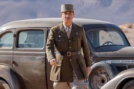 merlinpapin3's tweet photo. Vu le Film #LaBatailledeGaulle L'Age de Fer de Antonin Baudry (2026) avec Simon Abkarian Florian Lesieur Niels Schneider Benoit Magimel Thierry Lhermitte Karim Leklou Simon Russel Beale Dan Kasosh Mathieu Kassovitz Kacey Mottet Klein Félix Kysil Anamaria Vartolomei Campbell Scott Grégo

Après l'excellente surprise du Chant du Loup, Anthonin Baudry s'attaquait à un véritable Everest cinématographique. Un projet casse-gueule comme le cinéma français en produit rarement : raconter une partie de la Seconde Guerre mondiale à travers la figure du général de Gaulle, avec un budget pharaonique, des scènes de guerre sur plusieurs continents, des personnages historiques que tout le monde croit connaître et, surtout, le risque permanent de voir le film récupéré par les débats politiques du moment.

La question était simple : Baudry allait-il se casser les dents sur le monument ou réussir là où beaucoup auraient échoué ?

La réponse est un immense OUI.

Et tant pis pour les haters professionnels qui semblent avoir un avis avant même d'avoir acheté leur billet. À chaque sortie d'un film historique, certains passent plus de temps à faire de la politique contemporaine qu'à regarder le film dont ils parlent. C'est devenu un sport national. Heureusement, le cinéma est parfois plus fort que les polémiques de comptoir.

Avant d'aller plus loin, une petite parenthèse personnelle.

Cette histoire de la Seconde Guerre mondiale ne me laisse pas indifférent. Elle fait partie de mon histoire familiale. Ma maman fut résistante et infirmière pendant le conflit. Mon père, lui, faisait partie de ceux qu'on appelle sans exagération des héros de guerre. Médaille Militaire, Croix de Guerre et bien d'autres distinctions obtenues non pas dans les bureaux mais sur le terrain. Il s'engage après la Libération de Paris dans l'armée du général de Lattre de Tassigny, dont il est d'ailleurs question dans le film. Il participera à la campagne de France et sera gravement blessé dans les Vosges après un acte de bravoure qui aurait pu lui coûter la vie.

Alors forcément, lorsque j'entre dans une salle pour voir un film consacré à cette période, je n'y vais pas seulement comme spectateur. J'y vais aussi avec une part de mémoire familiale. 

Revenons à nos moutons. Et revenons à de Gaulle. 

Déjà, quel titre magnifique : La Bataille de Gaulle. Un titre qui parle autant de l'homme que du pays. De Gaulle, la France, les Gaulois irréductibles, l'obstination, la résistance, le refus de plier. Tout est déjà là. 

Ce qui m'a frappé immédiatement, c'est que Baudry n'a pas choisi la facilité. Il ne réalise pas un simple biopic. Il adopte la méthode des grands films historiques qui ont marqué plusieurs générations : Le Jour le plus long, Paris brûle-t-il ?, ces œuvres qui racontaient la Grande Histoire à travers une multitude de destins individuels. Ici aussi, ce sont des petites histoires qui fabriquent la grande. 

Au début, je dois reconnaître avoir été un peu surpris par le choix de l'acteur pour incarner de Gaulle. Simon Abkarian n'est évidemment pas le premier nom qui vient à l'esprit lorsqu'on pense au Général. Puis, petit à petit, la magie opère. Les postures, la démarche, le phrasé, les regards, les silences, les discours. Baudry filme son acteur avec suffisamment d'intelligence pour que l'on cesse progressivement de voir Abkarian et que l'on accepte de voir de Gaulle. 

C'est tout l'art de la mise en scène. Mais la grande idée du scénario est ailleurs.

Le film raconte en réalité deux trajectoires parallèles. Deux Français. Deux patriotes. Deux hommes qui ne se rencontreront jamais. Et pourtant leurs destins vont finir par se croiser à travers l'Histoire.

D'un côté, Charles de Gaulle. Le fidèle. Le têtu. L'ambitieux. L'insupportable pour ses adversaires. L'indispensable pour son pays.

Depuis Londres, il mène une guerre qui semble perdue d'avance. Il doit affronter les Allemands, bien sûr, mais aussi les rivalités françaises, les ambitions personnelles, les calculs politiques, les traîtres, les vendus, les sceptiques et ceux qui considèrent qu'il n'est qu'un militairel parmi d'autres.

Autour de lui gravitent quelques hommes qui croient encore à l'impossible. Pierre Koenig, incarné par un Benoît Magimel toujours impeccable. Geoffroy Chodron de Courcel, joué intensément par Kacey Mottet Klein, personnage passionnant qui n'est autre que l'oncle de Bernadette Chirac qui vient de nous quitter . Une figure historique souvent oubliée mais essentielle dans l'entourage du Général.

Et puis il y a Churchill. Quel Churchill ! Simon Russell Beale est absolument formidable. Truculent, excessif, manipulateur, brillant, drôle et parfois exaspérant. Chaque confrontation entre Churchill et de Gaulle devient un duel de titans où deux ego gigantesques tentent de sauver le monde sans jamais être totalement d'accord sur la manière de le faire. Ces scènes sont parmi les plus réussies du film.

Baudry montre également avec beaucoup de précision les coulisses militaires de cette guerre mondiale. Les discussions stratégiques, les rivalités entre alliés, les négociations permanentes qui se jouent derrière les communiqués officiels (Appel du 18 Juin 40)

Et lorsqu'il faut passer à l'action, le réalisateur ne recule pas. Les batailles terrestres sont impressionnantes. Les affrontements navals possèdent une ampleur rarement vue dans une production française. Les séquences aériennes sont spectaculaires.

Quant aux combats dans le désert, ils atteignent parfois une dimension épique qui rappelle les grandes fresques anglo-saxonnes.

Impossible également de ne pas évoquer Bir Hakeim, cette bataille devenue l'un des symboles de la France Libre. Face à l'Afrika Korps de Rommel, les hommes du général Koenig vont tenir contre toute attente et offrir à De Gaulle l'une de ses premières grandes victoires morales. Une poignée d'hommes qui rappelle que parfois l'Histoire bascule grâce à ceux qui refusent simplement de céder.

Le plus remarquable reste sans doute l'utilisation des effets numériques. Pour une fois, ils sont presque invisibles. Ils servent le récit au lieu de chercher à épater la galerie.

De l'autre côté du film, il y a Fernand Bonnier de La Chapelle. Et quelle trouvaille scénaristique. Ce jeune Français de vingt ans devient le contrepoint parfait de de Gaulle. Même idéal. Même détermination.Même refus de la défaite. Simplement à une autre échelle.

Là où de Gaulle agit sur l'échiquier mondial, Fernand agit seul, guidé par sa conscience. Son histoire est fascinante. Admirateur du Général qu'il ne rencontrera jamais, il est convaincu qu'il faut empêcher l'ennemi de gagner cette putain de guerre. Et pour lui, cela passe par un acte radical. L'assassinat à Alger du général Darlan.

Darlan, personnage complexe de cette période, passé de la collaboration au ralliement aux Alliés. Mais pour Bonnier de La Chapelle, un traître reste un traître. Il ne doute jamais. Son geste changera le cours de plusieurs événements politiques et militaires. Il sera fusillé peu après. Puis réhabilité après la guerre. Une destinée tragique digne des grands romans historiques.

Et pour joué Bonnier de la Chapelle une véritable révélation  Florian Lesieur. Jeune acteur de la vingtaine que je ne le connaissais absolument pas. J'ai découvert après coup son passage dans Plus belle la vie. Comme quoi il ne faut jamais enfermer un acteur dans une étiquette.

Ici, il est extraordinaire. Chaque apparition capte l'attention. Chaque scène gagne en intensité lorsqu'il est à l'écran. Il apporte à son personnage une sincérité, une fragilité et une détermination qui rendent son parcours bouleversant. C'est probablement la plus belle découverte du film.

Grâce à cette double narration, Baudry réussit quelque chose d'intelligent : chacun peut entrer dans le récit par une porte différente.

Le film montre aussi à quel point la guerre n'est pas seulement une affaire de champs de bataille. La figure de Darlan en est le parfait exemple. Ancien pilier du régime de Vichy devenu soudain fréquentable aux yeux des Alliés par nécessité stratégique. Une ambiguïté historique qui explique pourquoi certains le considéraient comme un recours quand d'autres ne voyaient en lui qu'un opportuniste en uniforme.

Les passionnés d'histoire militaire suivront de Gaulle. Les amateurs de destins individuels suivront Fernand. Et les deux récits finissent par se répondre sans jamais se concurrencer.

Bien sûr, tout n'est pas parfait. Quelques personnages secondaires auraient mérité davantage de développement. Certaines ellipses peuvent parfois paraître abruptes. Quelques séquences auraient gagné à respirer davantage.Mais honnêtement, ce sont des détails face à l'ambition du projet.

Car ce qui domine, c'est l'ampleur. L'ambition. Le souffle. Le respect de l'Histoire sans tomber dans la leçon scolaire.

Et surtout l'amour du cinéma. Un vrai film de cinéma.

Pas un produit calibré pour être regardé distraitement entre deux notifications sur Neflix qui n'ambitionne pas de montrer les films en salles.

Pas une série déguisée en long-métrage.Pas un contenu. Un film. Un grand film.

Un film qui assume sa durée, son sujet, son budget et sa mise en scène.

Du cinéma qui sent la poudre, le sable, la sueur, les bureaux enfumés de Londres, les cartes d'état-major et les choix impossibles.

Du cinéma que l'on doit voir dans les meilleures conditions possibles. Sur grand écran.

Parce que certaines œuvres sont faites pour être vécues et non consommées.

La meilleure preuve de la réussite de Baudry est peut-être là : lorsqu'apparaît le carton annonçant la suite au mois de juillet, on n'a qu'une envie, y retourner immédiatement.

On imagine déjà l'arrivée de Jean Moulin. Roosevelt. Staline. Leclerc. Eisenhower

Et tous ceux qui ont participé à cette incroyable épopée.

Si le niveau reste le même, nous tenons peut-être l'une des plus ambitieuses fresques historiques jamais produites par le cinéma français. Comme quoi, lorsque Gaumont retrouve le goût des grands projets qui ont construit sa légende, il peut encore rappeler qu'il fut l'un des géants du cinéma européen.

Une très grande réussite. Un film spectaculaire sans être creux. Patriotique sans être caricatural. Historique sans être académique. Et surtout profondément humain. Du grand cinéma. Le vrai.

Et, pardonnez-moi la formule, mais certainement pas un produit fabriqué à la chaîne pour une plateforme de streaming.

Le film souligne également une réalité souvent oubliée : si les Alliés combattaient le même ennemi, ils ne partageaient pas toujours les mêmes objectifs. Les Américains considéraient souvent De Gaulle comme un partenaire indispensable mais particulièrement encombrant. Trop indépendant, trop orgueilleux, trop français pourrait-on dire. Ce bras de fer permanent donne lieu à quelques séquences passionnantes où la politique devient  presque aussi tendue que les combats. 

Ce qui fait aussi la force du film, c'est qu'il ne cherche jamais à simplifier l'Histoire. Les héros doutent, les alliés se méfient les uns des autres, les traîtres changent parfois de camp et les convictions se heurtent aux nécessités militaires. Comme souvent durant cette guerre, la frontière entre le pragmatisme et l'opportunisme est parfois plus mince qu'une feuille de papier à cigarette. 

De Gaulle avait réussi un exploit que peu d'hommes politiques ont accompli : agacer simultanément Churchill, Roosevelt, Vichy, Berlin et parfois même son propre camp. À ce niveau-là, ce n'est plus du caractère, c'est un don. 

Baudry réussi aussi l'exploit de diviser non pas sur le sujet , mais parce que a notre époque dire du mal pour simplement dire du mal est un sport national. N'en tenez pas compte et faite votre idée par vous même

Du grand cinéma comme j'aime

@FredOL69007

❤️si vous aimez