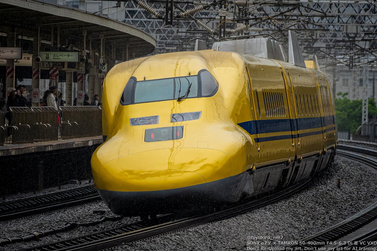 hiyukiro_nm7's tweet photo. 2026/6/7 ドクターイエロー(923系 T5編成)下り検測 浜松駅にて
雨脚が弱くてウォータースプラッシュ感は撮れなかったので、いっそのこと(?)周辺光量暗くしてみた
#ドクターイエロー
#α7V https://t.co/CkDWybigrn