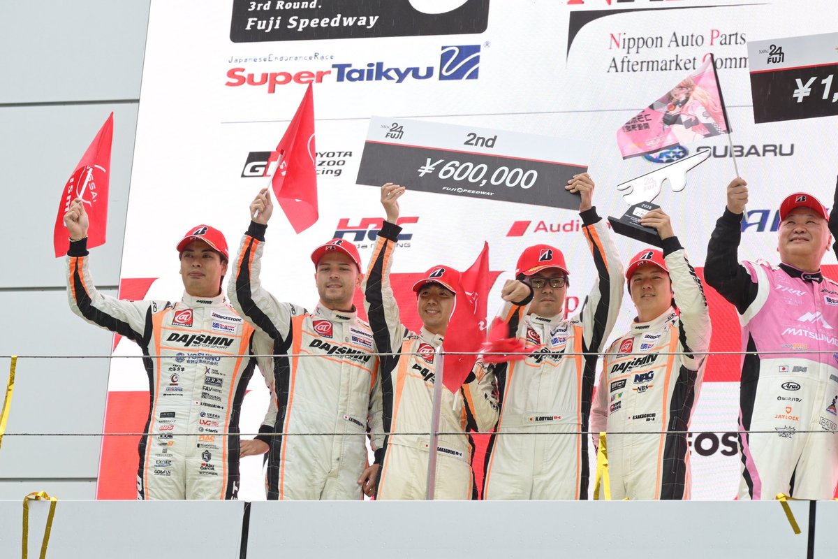 aika_yagami's tweet photo. #スーパー耐久
teamDAISHIN GTNET motor sports
24時間無事に最後まで走り抜き
第２位と言う結果で
表彰台に上がることができました✨

応援してくださった皆様
本当にありがとうございました🥰🧡
そして、24時間という
長い戦いお疲れ様でした🏁 https://t.co/nbL4rLlW6S