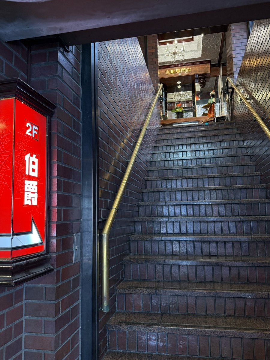 84Lps's tweet photo. 池袋 伯爵 池袋北口店

以前はなかったステンドグラスソーダや、50周年記念マッチが買えたりします。流行りに敏感ですね

#喫茶店 #海月珈琲 https://t.co/s180EXebvq