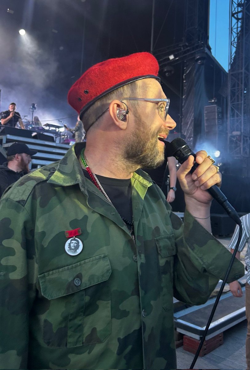 b4tteryinurleg's tweet photo. damon albarn wearing palestine themed prayer beads around his neck https://t.co/E4VnF5V2qQ