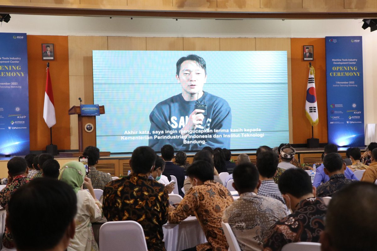 dramacoKR's tweet photo. Son Sukku waktu kasih sambutan (online) di ITB https://t.co/hqpI4TPJjM