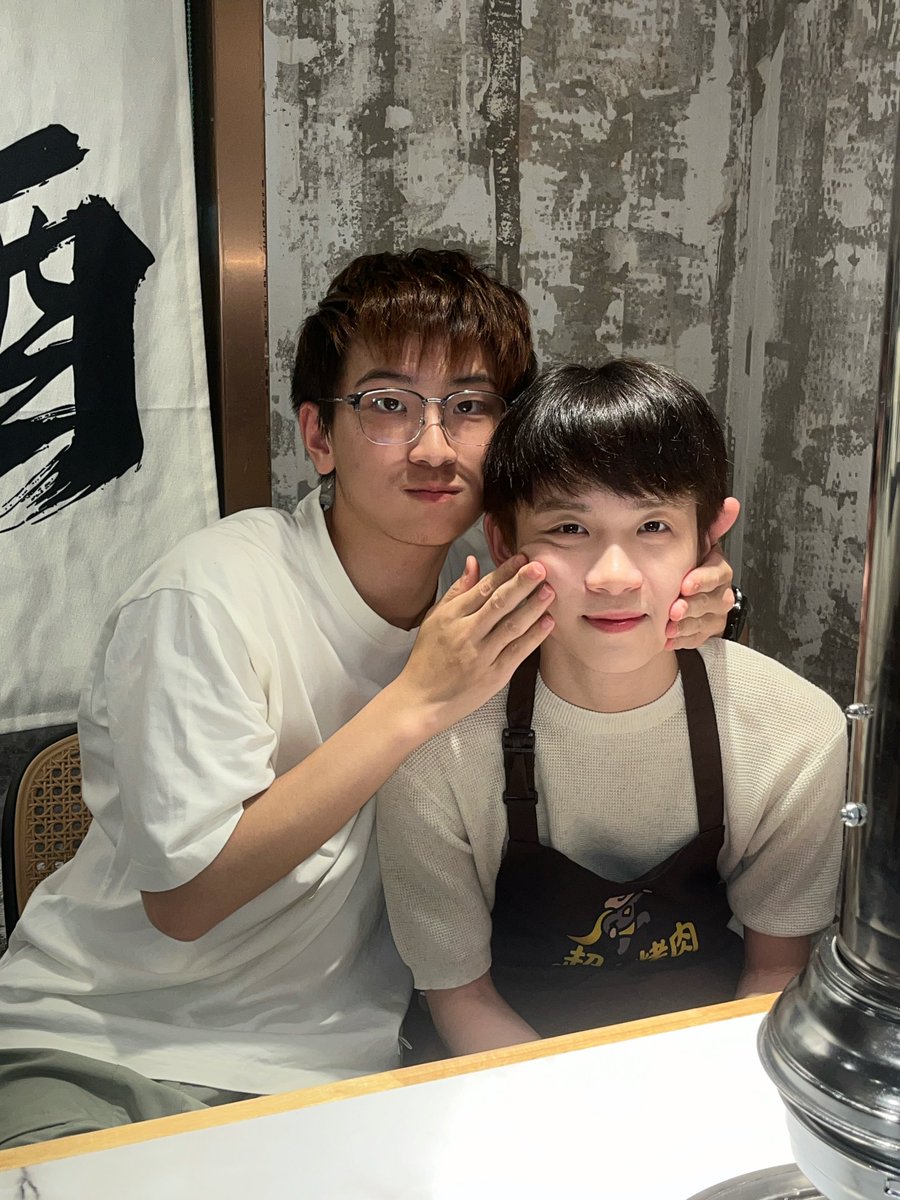4_xiaoming's tweet photo. 高考加油👏
真的很高兴可以见到小学生，我之前从没有想过我们可以在现实生活中遇到
能顺利参加这次一日店长活动，我要非常感谢一下我的父母，你们辛苦了！
#赖盛杰 #高考 #高考加油 #一日店长 #杭州 https://t.co/s8JQ3K58gZ