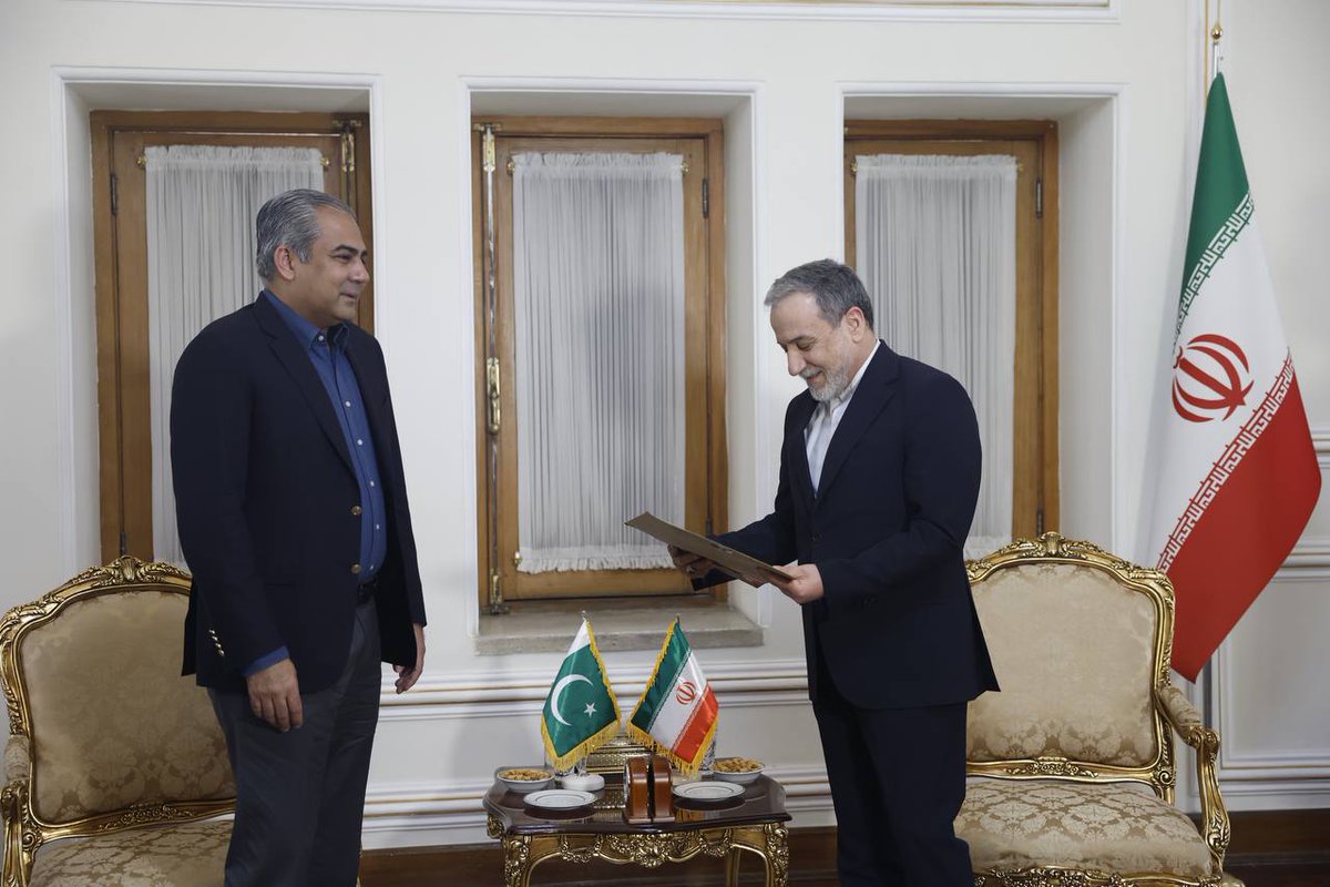 Haroon1012's tweet photo. FM@araghchi
met with Pakistani Interior Minister Mohsin Naqvi in Tehran. https://t.co/KSaKmDQlfI