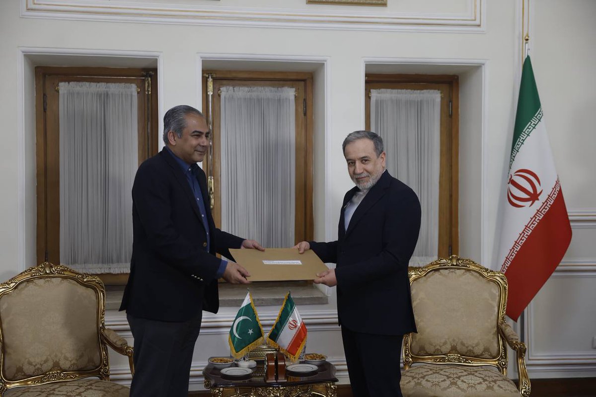 Haroon1012's tweet photo. FM@araghchi
met with Pakistani Interior Minister Mohsin Naqvi in Tehran. https://t.co/KSaKmDQlfI