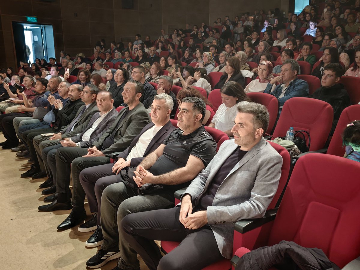 teselazig1's tweet photo. Şube Başkanımız Fatih Murat Taşkın ve Yönetim Kurulu Üyelerimiz,  Elazığ BİLSEM'in hazırladığı “Unutulmaz Şarkılarla Nostalji Pop Gecesi” programına katıldı.
Birbirinden güzel eserlerle unutulmaz bir gece yaşatan tüm sanatçılarımızı tebrik ediyor, programa emek veren herkese teşekkür ediyoruz. Özellikle başarılı yönetimi ve katkılarıyla geceye değer katan Şef Onur Koç’a hususi teşekkürlerimizi sunuyoruz.
@fmuratt23