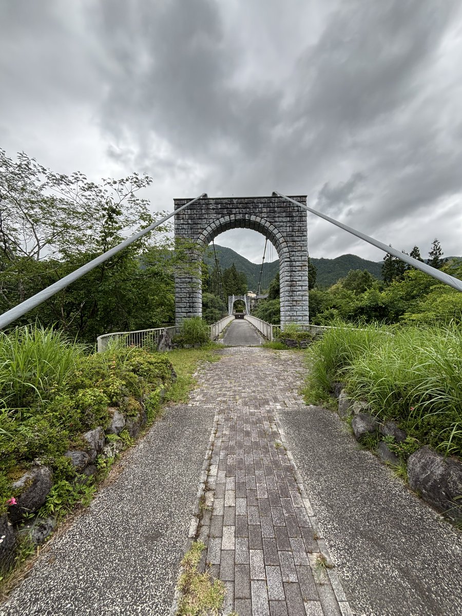 bicycle_roaky's tweet photo. 誰も通らない遊歩道にかかる橋
こういう税金の無駄遣いとしか思えない光景って良いよね笑 https://t.co/izbbpiBu9m