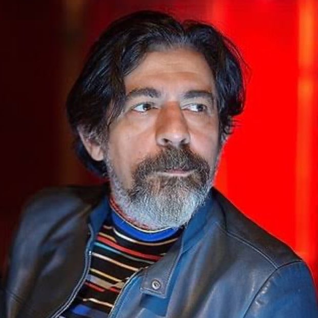 gusholderhaber's tweet photo. Okan Bayülgen'in sosyal medya fenomenlerine ve modern şöhret anlayışına dair ağır eleştirileri:

🔺Hiçbir yeteneği ve vasfı olmayan insanların sadece video çekerek milyonlarca takipçiye ulaşması çağımızın en büyük trajedisidir.

🔺Eskiden şöhret olmak için bir sanat dalında ter dökmek gerekirken şimdi sadece ekranda şaklabanlık yapmak yetiyor.

🔺Sosyal medya fenomenlerinin gösterişli hayatları aslında devasa bir cehaleti ve kültürel boşluğu örtmek için kullanılıyor.

🔺 Gençlerin artık bilim insanı veya yazar olmak yerine kısa yoldan fenomen olmayı hayal etmesi korkunç bir çöküştür.

🔺 Ekranda gördüğümüz o kusursuz ve lüks hayatların arkasında inanılmaz bir sahtelik ve ruhsal çöküntü yatıyor.

🔺 Gerçek sanata ve sanatçıya değer vermeyen bir toplumun çöp içeriklerle beslenmesi kaçınılmaz bir sondur.