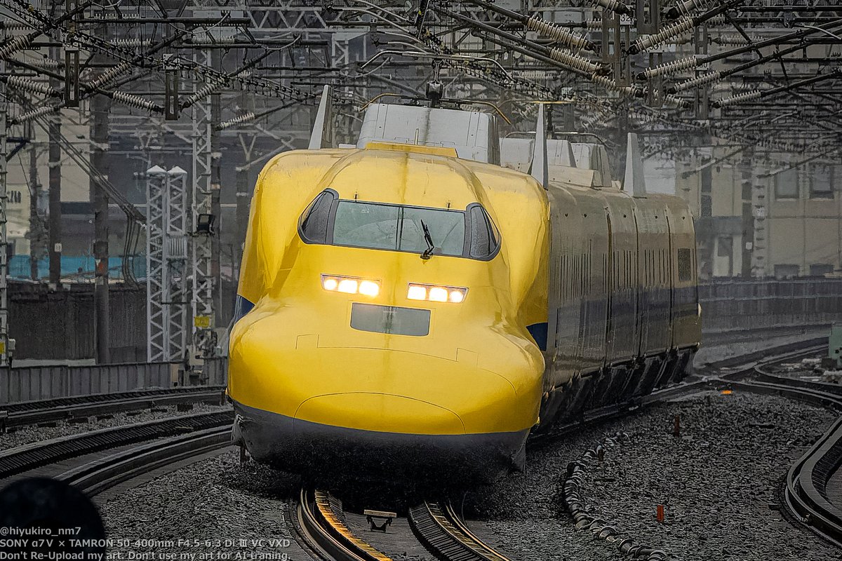hiyukiro_nm7's tweet photo. 2026/6/7 ドクターイエロー(923系 T5編成)下り検測 浜松駅にて
雨脚が弱くてウォータースプラッシュ感は撮れなかったので、いっそのこと(?)周辺光量暗くしてみた
#ドクターイエロー
#α7V https://t.co/CkDWybigrn