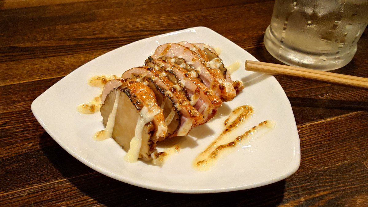 enorapi's tweet photo. 安田記念で15万当たったので近所で肉食いにきました（*^_^*）
合��レバ刺しと合鴨いぶりがっこ https://t.co/nO7qelCEcw