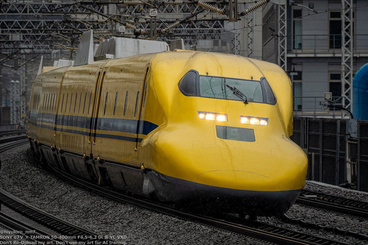 hiyukiro_nm7's tweet photo. 2026/6/7 ドクターイエロー(923系 T5編成)下り検測 浜松駅にて
雨脚が弱くてウォータースプラッシュ感は撮れなかったので、いっそのこと(?)周辺光量暗くしてみた
#ドクターイエロー
#α7V https://t.co/CkDWybigrn