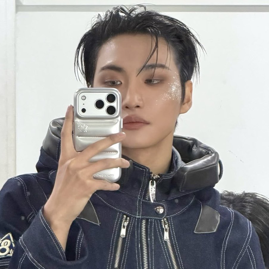 bunnybunnyhwa's tweet photo. in love with his “look at my makeup” selfie face https://t.co/9h0j6z5BDY