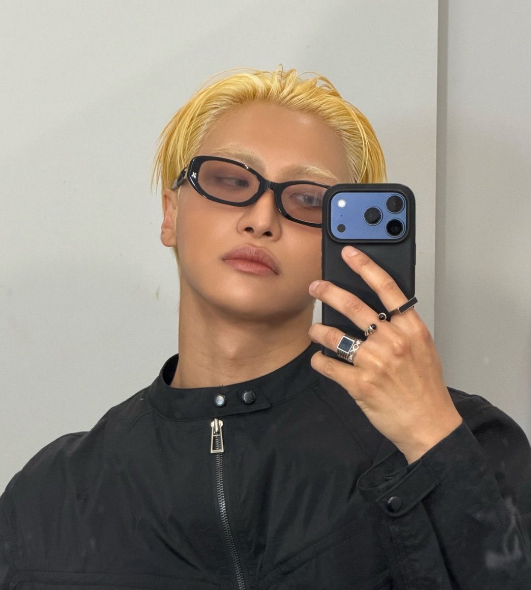 bunnybunnyhwa's tweet photo. in love with his “look at my makeup” selfie face https://t.co/9h0j6z5BDY