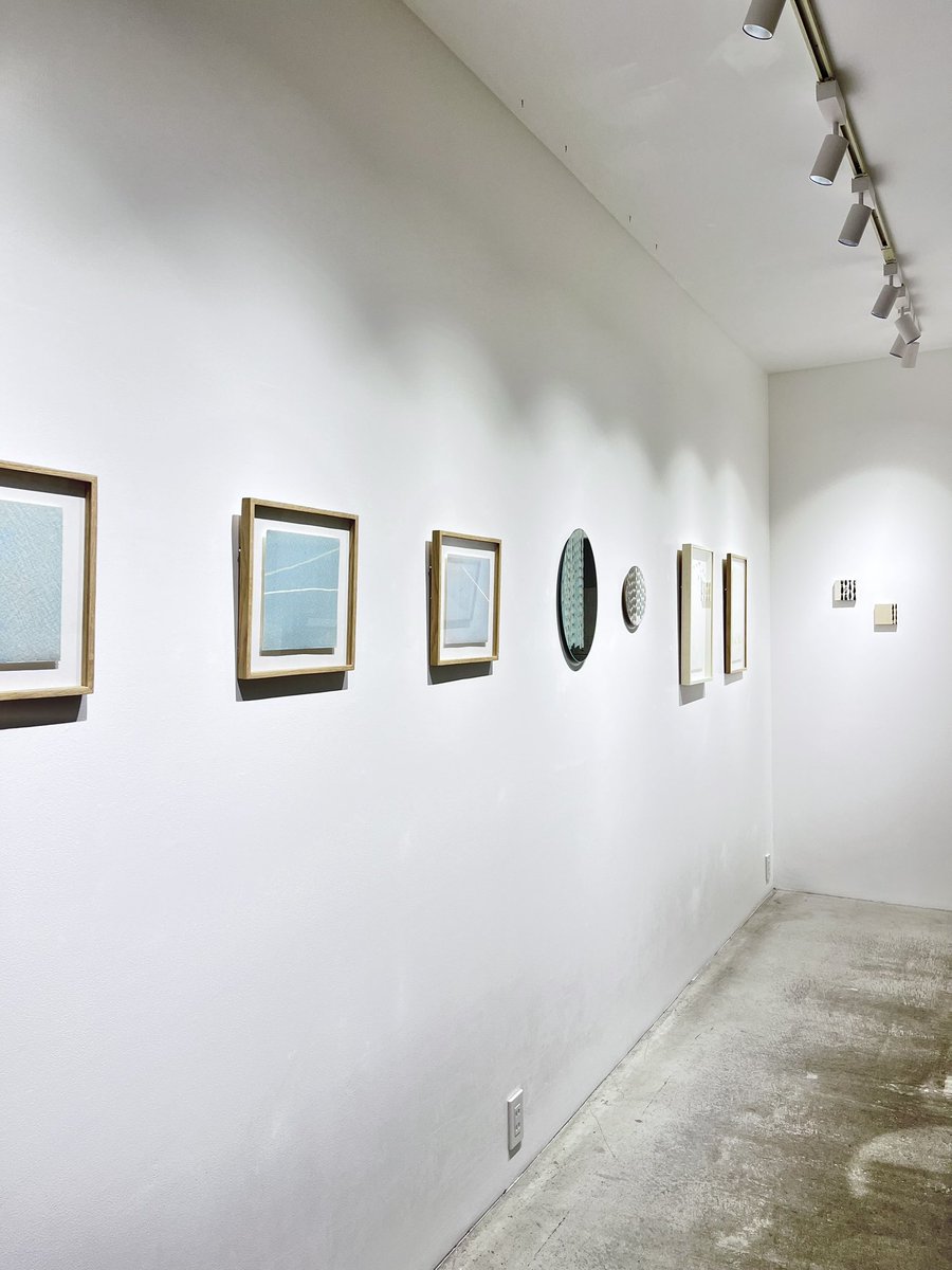 3_gallery's tweet photo. みなさま、すっかり夕暮れ、雨もパラつく高円寺です。オープンからたくさんの皆様にご参加いただいています。好評開催中！#302 鈴木富美子展  「たとえば、ひこうき雲」は本日最終日です！作者、鈴木富美子さんも在廊中です。最終日は20時までとなります。よろしくお願いします。 https://t.co/ya48o5irTn