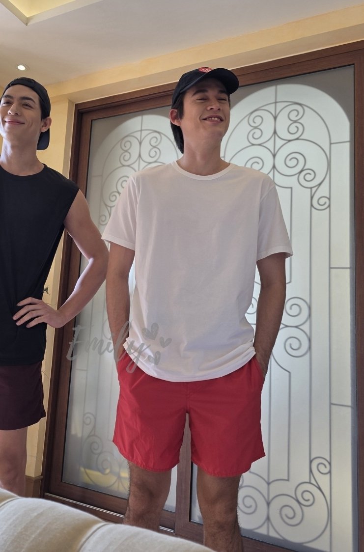 eva_blbb's tweet photo. The red pants have appeared again.
#JossGawin https://t.co/NDJi7jBXrw