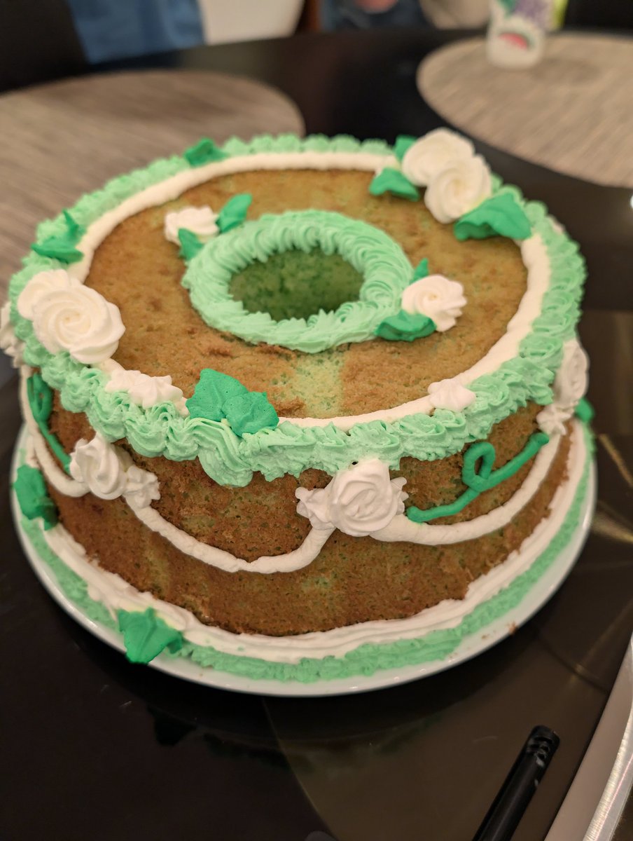 litrayiii's tweet photo. #rosekingsgarden #薔薇王の葬列 
Pandan chiffon cake I made, which somehow ended up being Requiem themed (white roses for York) :) https://t.co/ewVeglJo0y