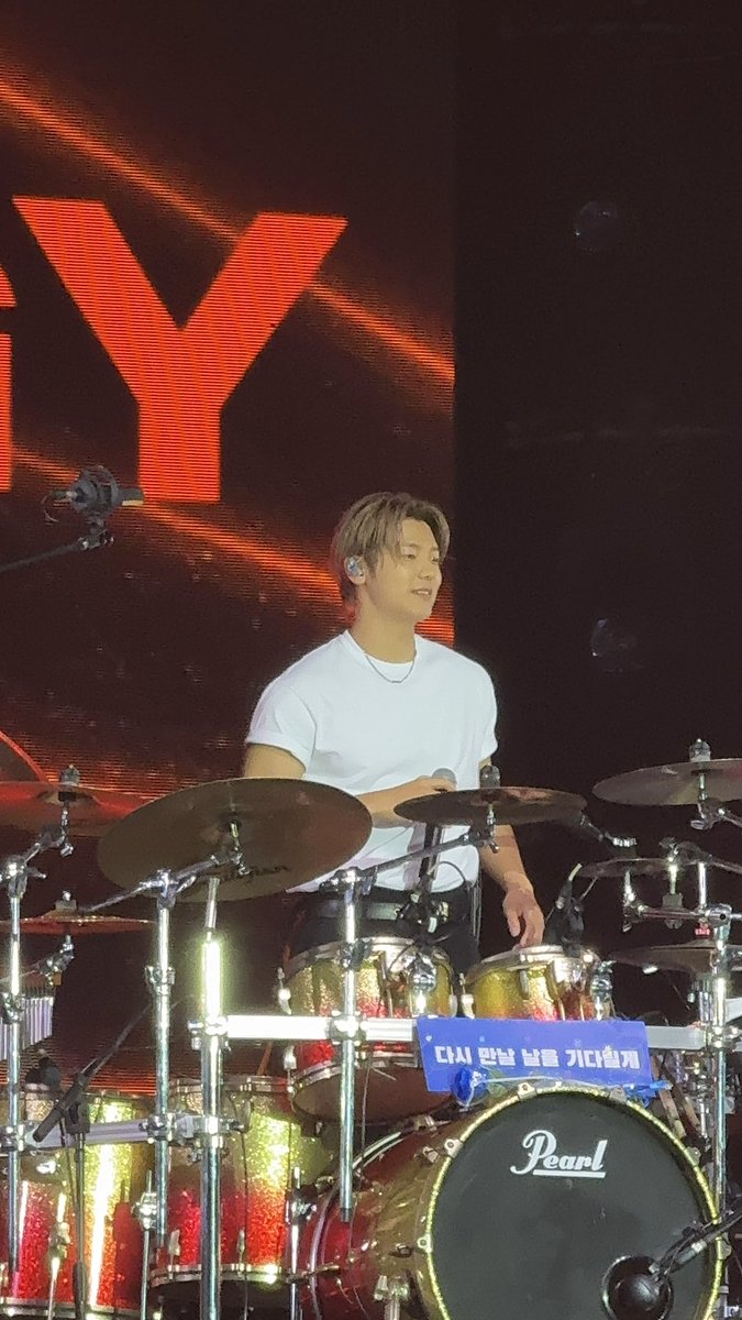 AORPLUs's tweet photo. บุคคลที่ถ่ายรูปและคลิปยากที่สุดในคอน 😂

#강민혁  #CNBLUE3LOGYinBKK https://t.co/VEleuFYcUl