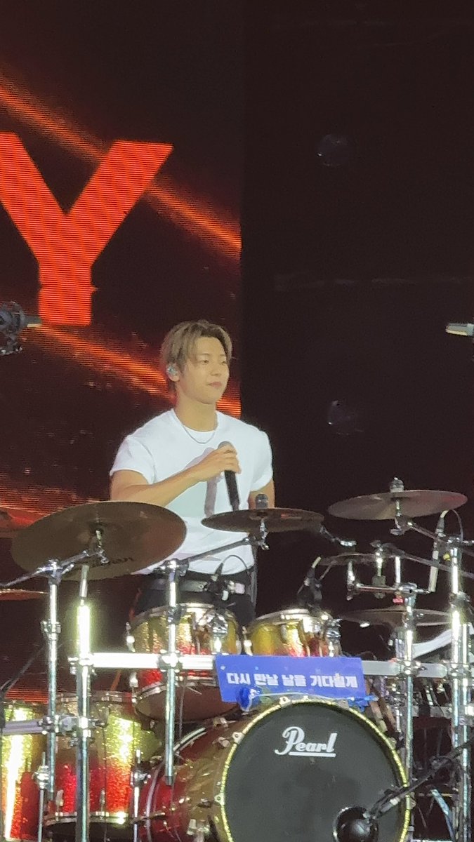 AORPLUs's tweet photo. บุคคลที่ถ่ายรูปและคลิปยากที่สุดในคอน 😂

#강민혁  #CNBLUE3LOGYinBKK https://t.co/VEleuFYcUl
