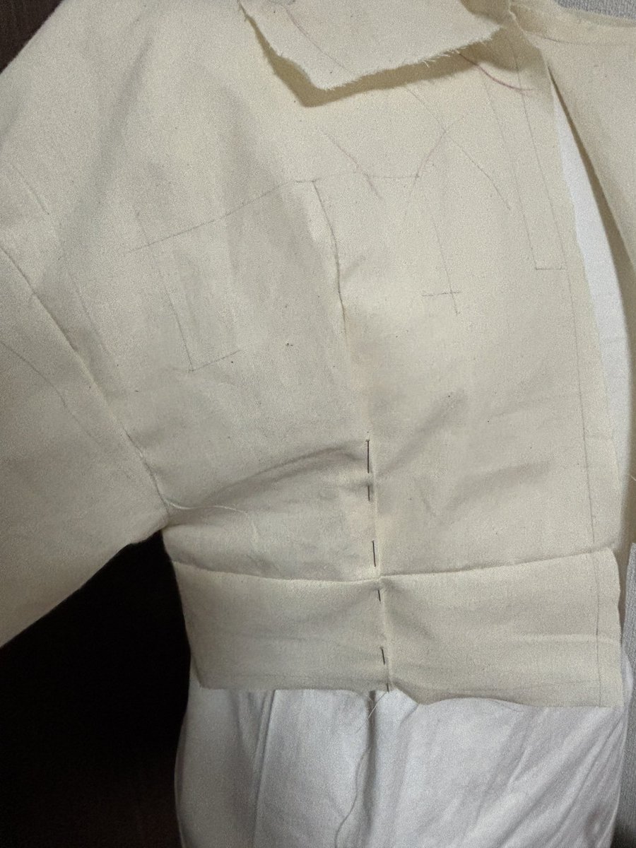 fabemrw's tweet photo. やっぱちょっと手直しいるなー！
少し裾絞り型の形にしたいから前のダーツの量増やしつつ、後ろにタック入れよー！！っと！
あと襟の形が気に入らないのでそこ修正😔😔あと2日くらいで終わらせたいんだけどな……

#まめの製作日記 https://t.co/yBU7hsF26Z