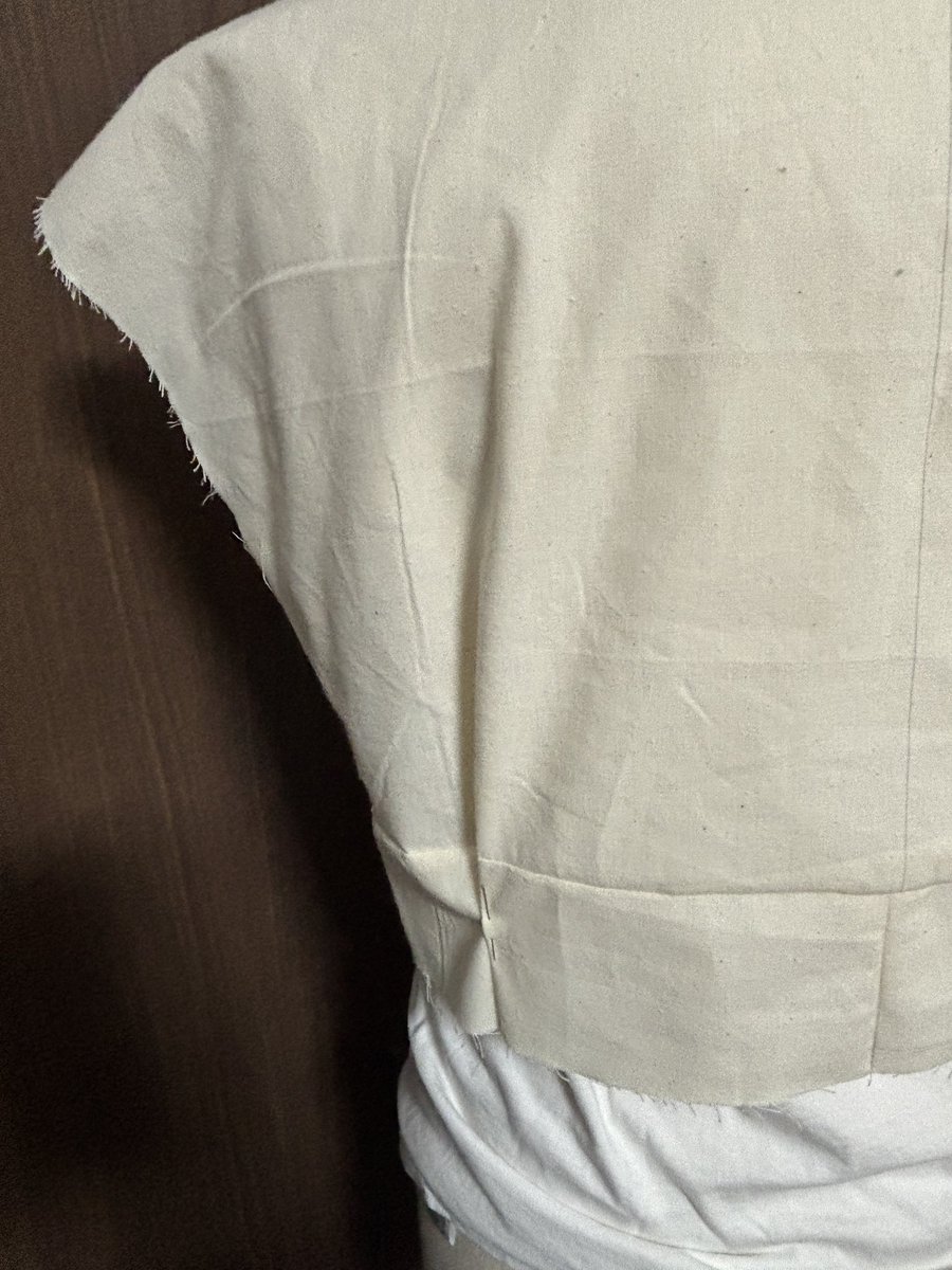 fabemrw's tweet photo. やっぱちょっと手直しいるなー！
少し裾絞り型の形にしたいから前のダーツの量増やしつつ、後ろにタック入れよー！！っと！
あと襟の形が気に入らないのでそこ修正😔😔あと2日くらいで終わらせたいんだけどな……

#まめの製作日記 https://t.co/yBU7hsF26Z