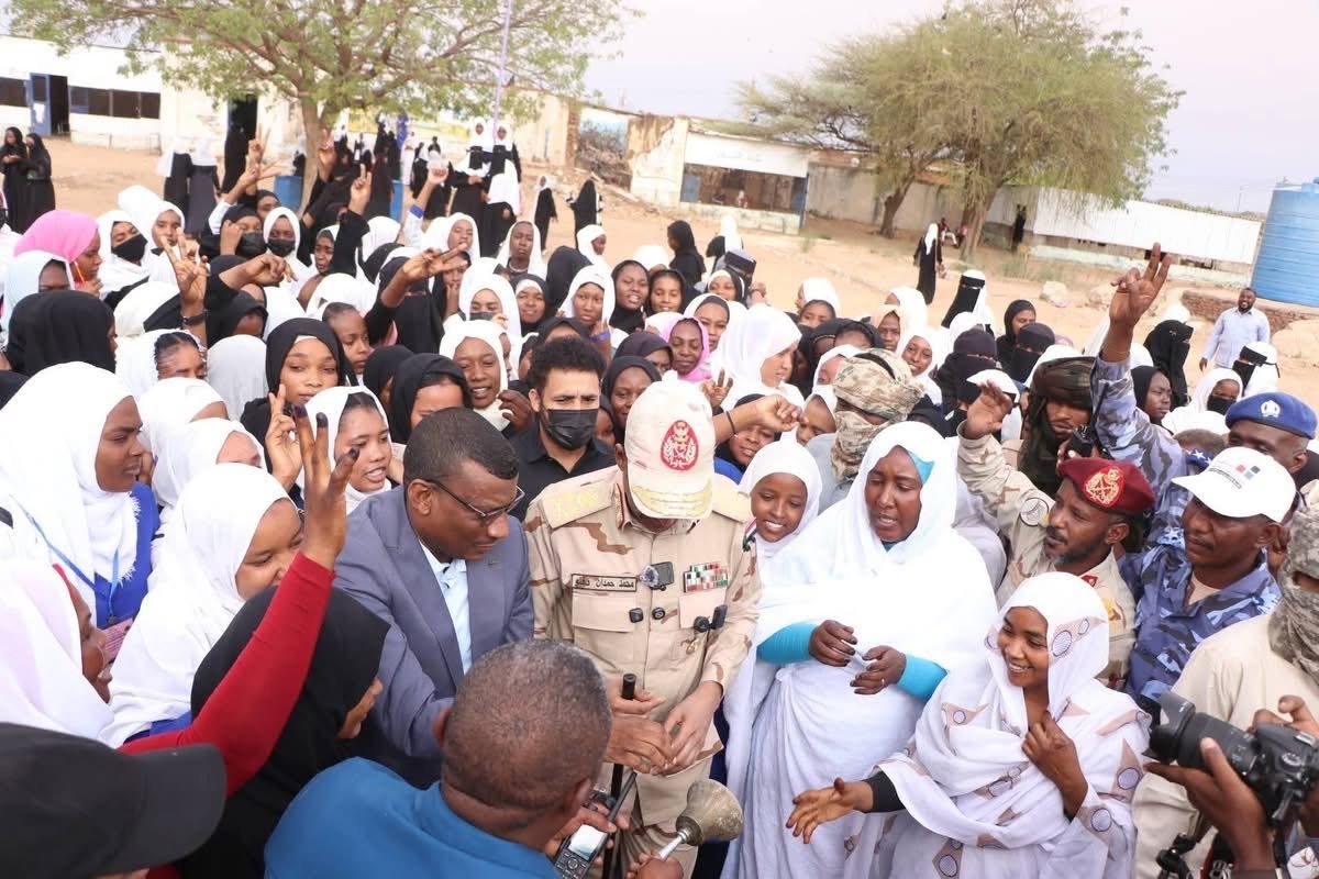 RadioDabanga's tweet photo. دشن رئيس المجلس الرئاسي لحكومة تأسيس، الفريق أول محمد حمدان دقلو، اليوم بمدينة نيالا انطلاق امتحانات الشهادة السودانية للعام 2026، وذلك عبر قرع جرس بداية الامتحانات
لمتابعة أخبار راديو دبنقا أول بأول يمكنكم متابعة قناتنا على واتساب https://t.co/njLlH6fGFW #السودان #راديو_دبنقا #لا_للحرب #SudanNews #Sudan