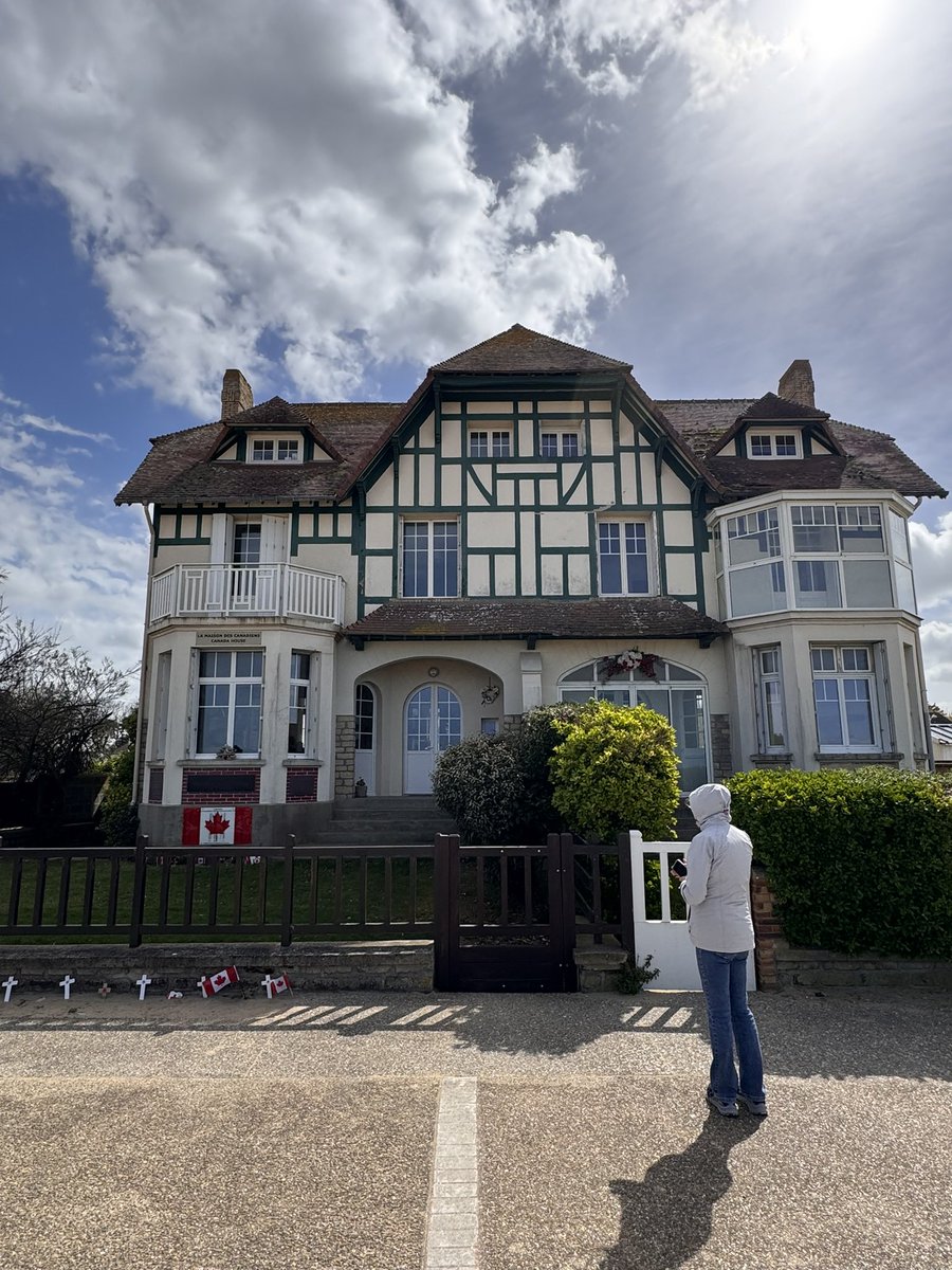 Bizzbo's tweet photo. @VoicesofWW2 The very same house in the background https://t.co/TVMBBGE6lN