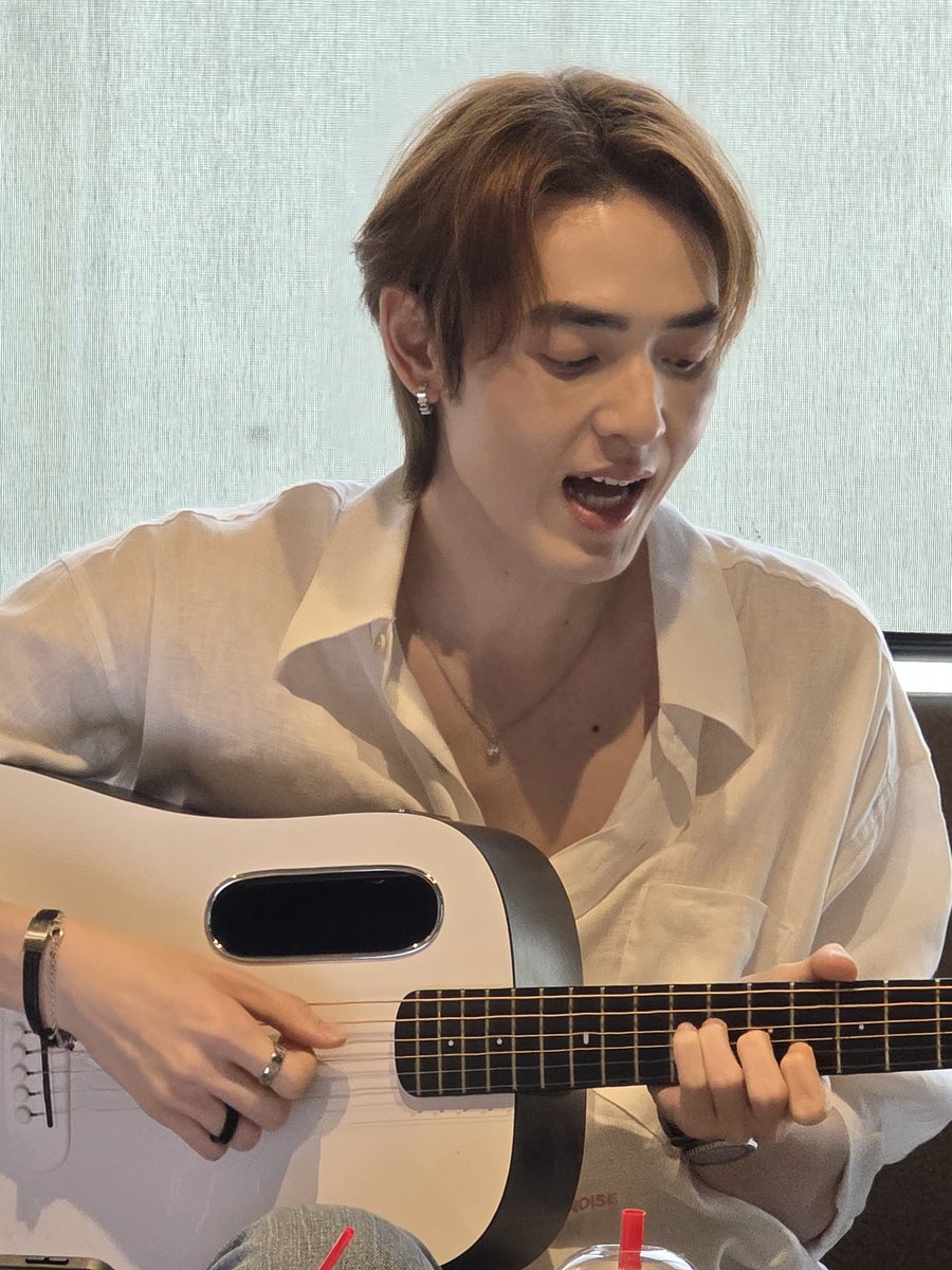 Zabeena2556's tweet photo. มาฟังผู้ชายร้องเพลง ผู้ชายที่ดื้อกับฉันตลอด 
#kadploysupa
#Happy28thKadDay
#StepForwardWithKad https://t.co/WGB5PsRVy9