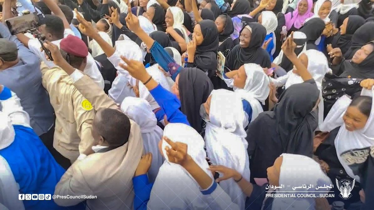 RadioDabanga's tweet photo. دشن رئيس المجلس الرئاسي لحكومة تأسيس، الفريق أول محمد حمدان دقلو، اليوم بمدينة نيالا انطلاق امتحانات الشهادة السودانية للعام 2026، وذلك عبر قرع جرس بداية الامتحانات
لمتابعة أخبار راديو دبنقا أول بأول يمكنكم متابعة قناتنا على واتساب https://t.co/njLlH6fGFW #السودان #راديو_دبنقا #لا_للحرب #SudanNews #Sudan