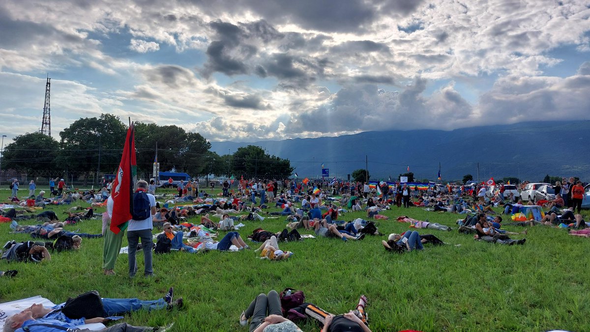 SMaurizi's tweet photo. grazie ai 16 cittadini, incluso il fisico @carlorovelli che hanno presentato denuncia alla procura sulla presenza di #ArmiNucleariTatticheUSA ad #Aviano e #Ghedi.

Lunedì 15 giugno la GIP di Pordenone sarà chiamata a decidere

Ieri ad #Aviano https://t.co/1GZod4nAHC