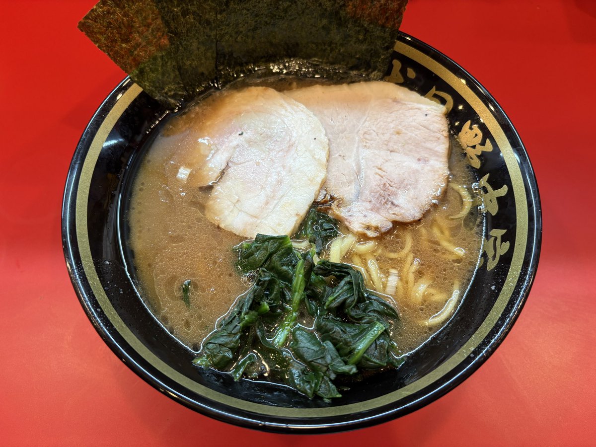 non611's tweet photo. 十七代目野中家
 ・ラーメン
 ・煮豚チャーシュー

オープンしたての新店へ♪
タイミングよく並びなし
で入れました^ ^
…その後すぐ10人以上の
並びに(ﾟДﾟ)
醤油感強め濃厚スープ×
ツルモチ中細麺 ウマ〜❤︎
チャーシューは燻製も煮豚も
どちらも肉肉しくてウマ〜❤︎

#十七代目野中家
#ラーメン https://t.co/wMIcDVXYP8