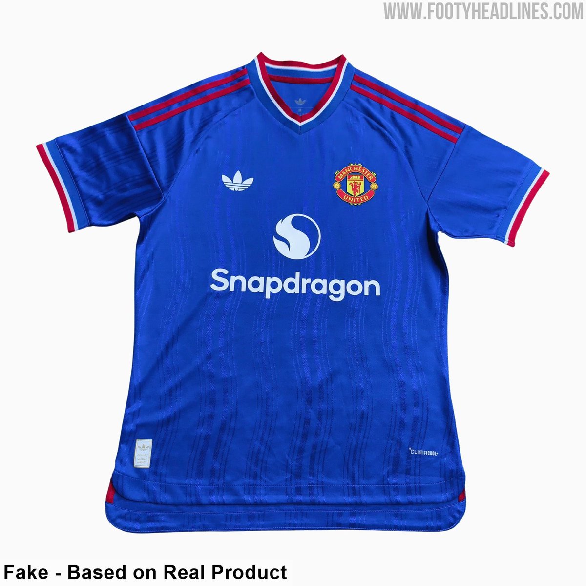 Footy_Headlines's tweet photo. 𝐌𝐚𝐧𝐜𝐡𝐞𝐬𝐭𝐞𝐫 𝐔𝐧𝐢𝐭𝐞𝐝 𝟐𝟔-𝟐𝟕 𝐀𝐰𝐚𝐲 𝐊𝐢𝐭 𝐋𝐞𝐚𝐤𝐞𝐝 - 𝟏𝟎 𝐍𝐞𝐰 𝐏𝐢𝐜𝐭𝐮𝐫𝐞𝐬

Footy Headlines can now leak 3 new pictures of the Manchester United 26-27 away kit. Although it is a fake, the design is identical to the real one.

The kit features a royal blue primary color with red and white accents, along with a flowing pattern representing the River Irwell, and the classic Trefoil logo.