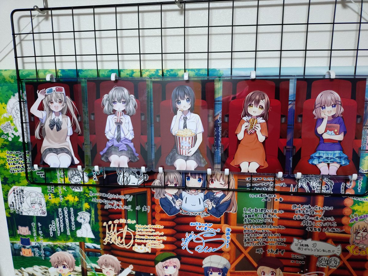 2ndrod's tweet photo. というわけで昨年の3枚と合わせてコンプ
…並べ方、困る……！（思想バトル、開始──── https://t.co/Dy9uqDUoP9