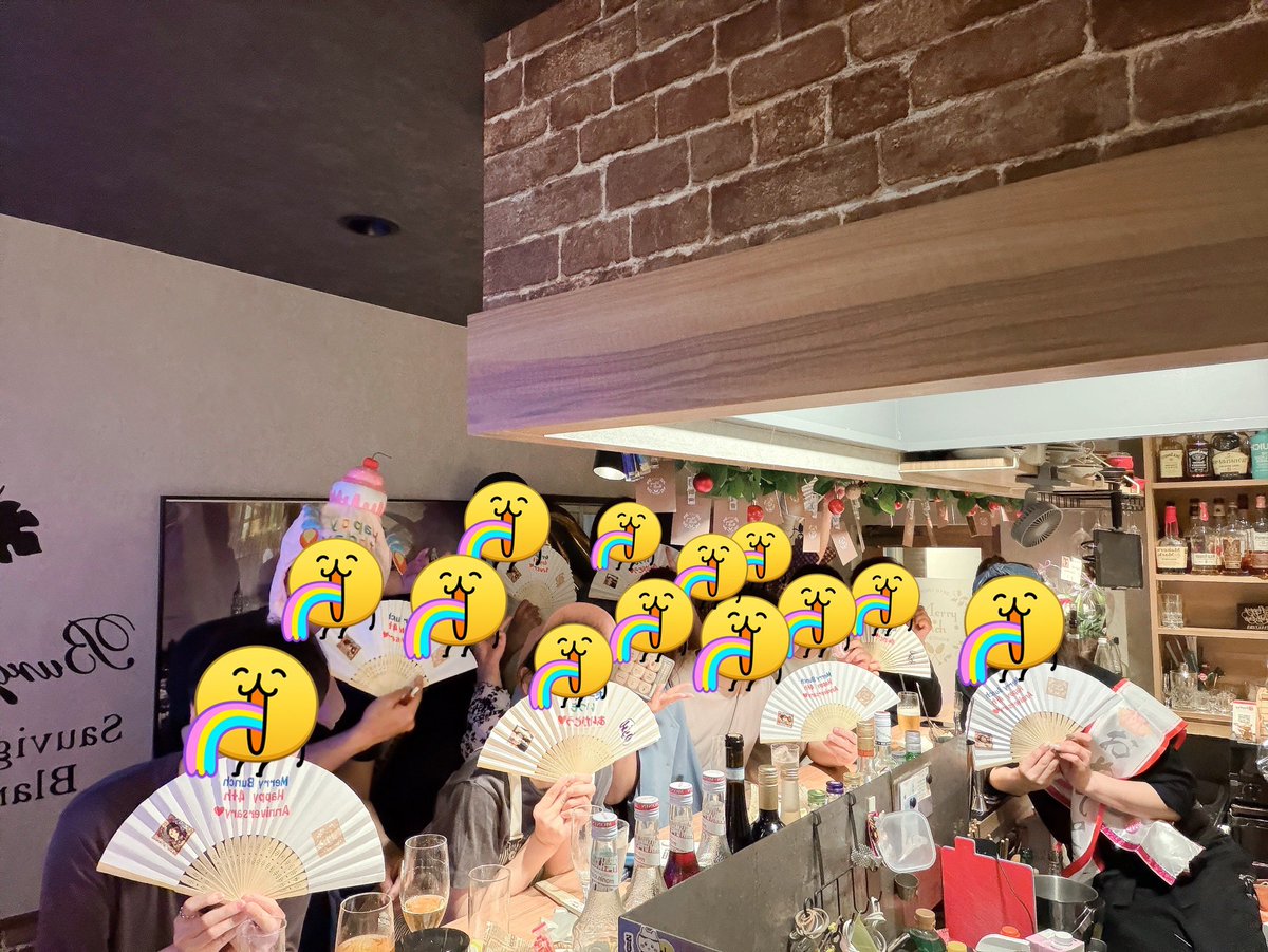 acchan_order's tweet photo. 昨夜は行きつけBARの4周年記念パーリィだったのでもはや言う必要すらないとは思いますが朝までヤッてきやした🦆🍻

お誕生日の人もいたし周年記念ってこともあってクラッカーの音とプレゼントとお酒とシャンパンの蓋と食べ物と楽しい談笑と白塗りのメイク道具が飛び交うまさに酒池肉林の空間でした🦆笑 https://t.co/uCVakMQnvG