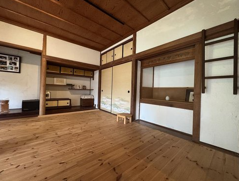 chikagoo's tweet photo. 兵庫県淡路市 白山 3980万円
アトリエ付き

駐車２台可 / ＬＤＫ２０畳以上 / 土地100坪以上 / 南向き / 陽当り良好 / 庭１０坪以上 / 家庭菜園 / 南庭 / 前面棟無 / 古民家風 https://t.co/Z40CGp2kq1