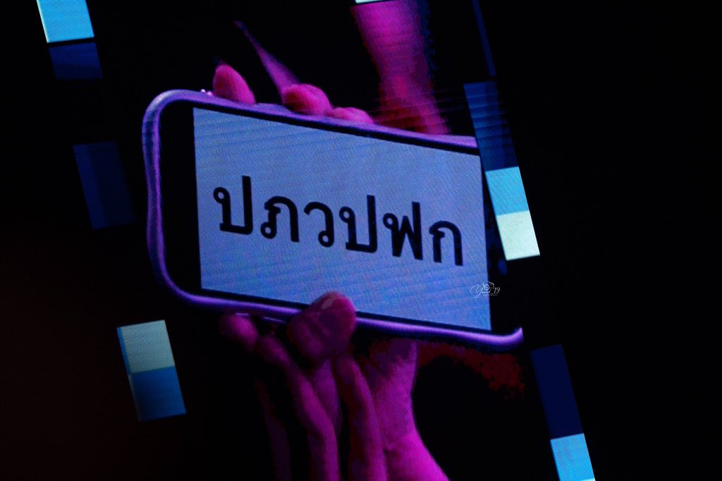 buzunkalbii's tweet photo. cameraman is a shipper 😂🫳🏻
1 couple photo
2 phuwin’s boyfriend coming today?
3 ppw are dating 

thank u for your service khun 🤭🤫

PHUWIN CATTSHIRT STAGE
#CATTSHIRTxPHUWIN #phuwintang https://t.co/nLtAwvVeyC