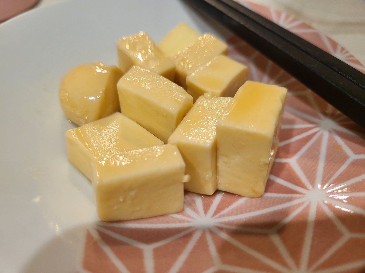 junsuke032000's tweet photo. ブロックチーズとニンニクを薄めためんつゆに浸け置いたらとんでもない酒の肴ができた…ねっとりとして最高…
クリームチーズ漬け込むのも見たけど固めのプロセスチーズが好み！超コスパ良い！ https://t.co/AAQ2cP85CG