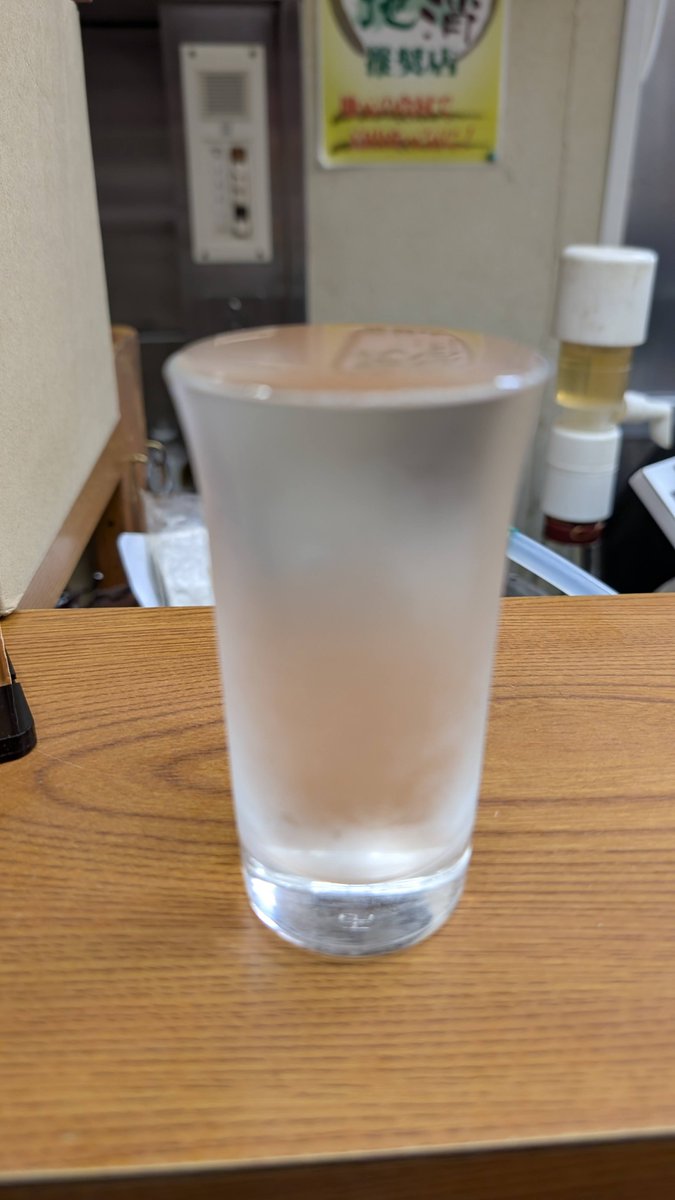 salamander_26D's tweet photo. 以前から行きたかった富山の名店「大衆酒場 親爺」さん
なかなか入れない店だが、義父の伝手で入店👏
料理はどれも旨い！普段は日本酒を飲まないが、この料理に合うのは間違いなく日本酒。詳しくないので義父と同じ「勝駒」と「立山」をいただく。至福の時間でした。
刺盛りがピンボケ😭

#富山
#親爺 https://t.co/I34Vd3BwBz