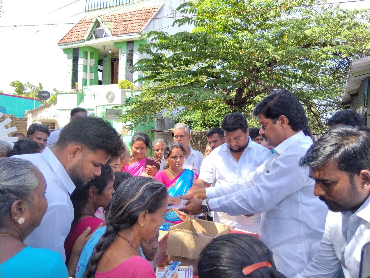 DrRLakshmanan's tweet photo. கழகத் தலைவர், மாண்புமிகு தளபதியார் அவர்களின் ஆணைக்கிணங்க, 
முத்தமிழ் அறிஞர் டாக்டர் கலைஞர் அவர்களின் பிறந்தநாளை முன்னிட்டு, விழுப்புரம் மத்திய மாவட்டம், விழுப்புரம் சட்டமன்ற தொகுதி, விழுப்புரம் மேற்கு நகரம், 29 வது வார்டு, வி.மருதூர் பகுதியில், பள்ளி மாணவ மாணவிகளுக்���ு நலத்திட்ட உதவிகளை  வழங்கியபோது...