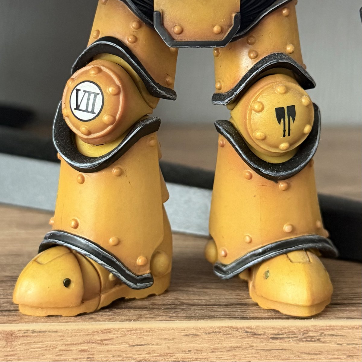 dearfrienddia's tweet photo. I like to look at Mark III armor legs, and I imagine them to be bell-bottoms but for Space Marines. https://t.co/ZwbM210thO