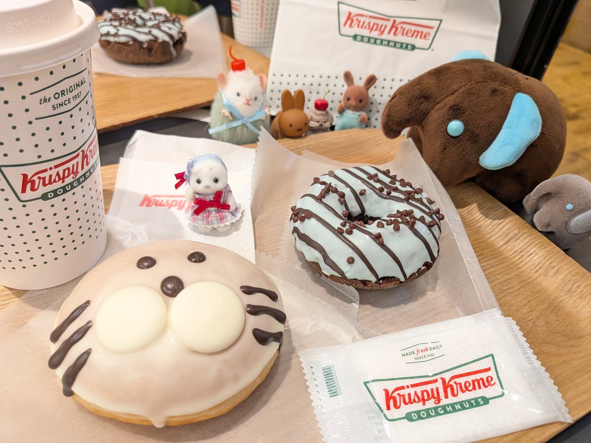 omura_mg's tweet photo. 2軒目でチョコミントリベンジした🍫
あざらしカスタードもかわい〜🦭
ゆまさんに久しぶりに会えたことがなにより嬉しいことです
ゆまさんはハッピーオーラがあって話してて癒される…… https://t.co/JmUtBM0bJI