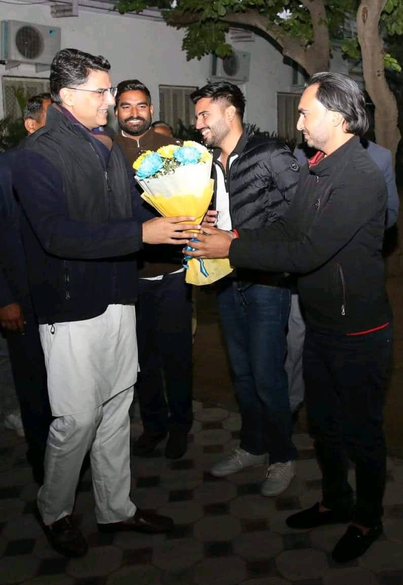 RohitMeenaINC's tweet photo. हज़ार बिजलियां गिरे चाहे लाख आँधियाँ उठे
वो फूल खिल के रहेंगे जो खिलने वाले हैं...

@SachinPilot https://t.co/tUTiaZiR0G