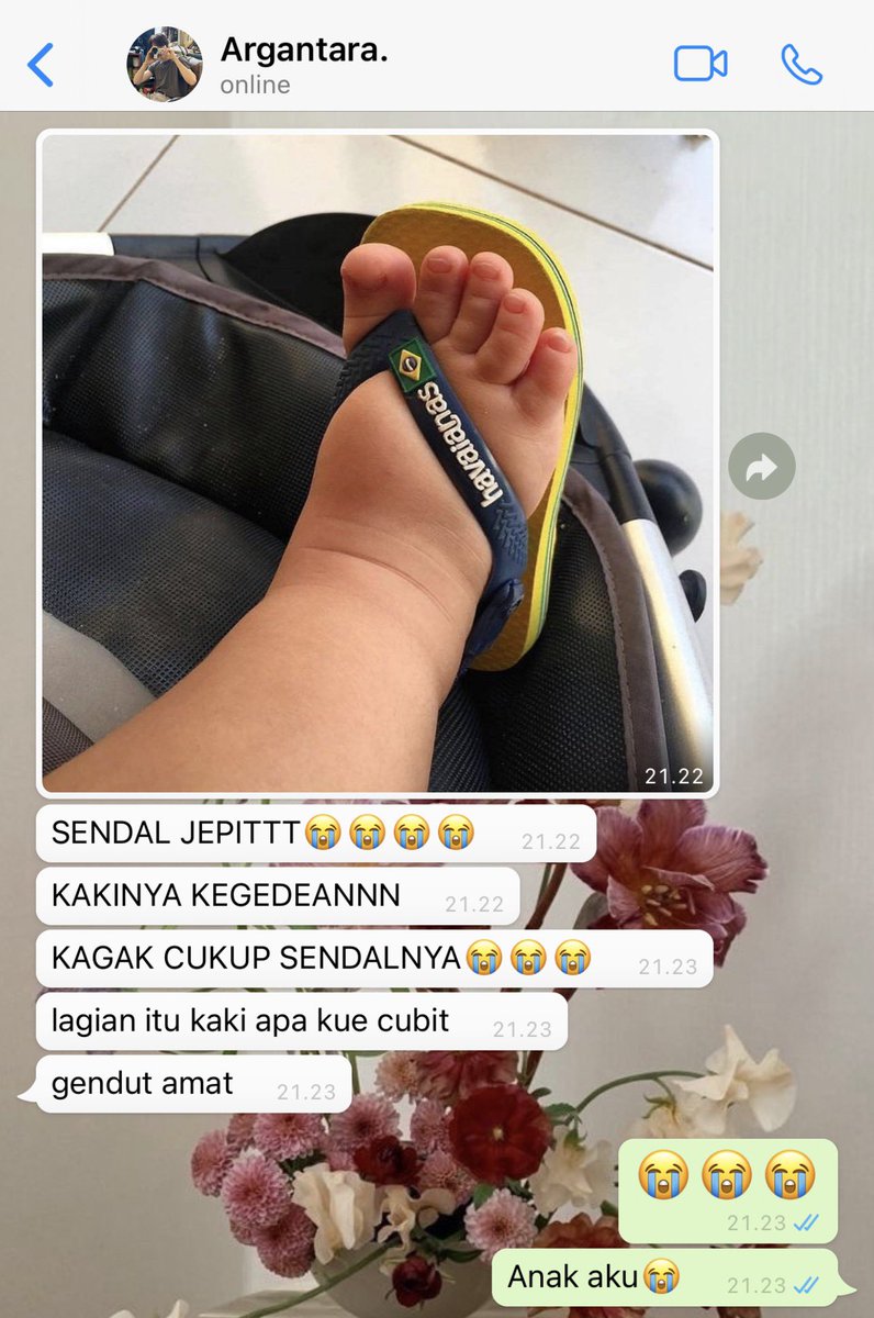 fantastiez's tweet photo. bringing back juju cheetos dan sendal baru yang dibelikan om aga🙄 https://t.co/Knv8oXszks