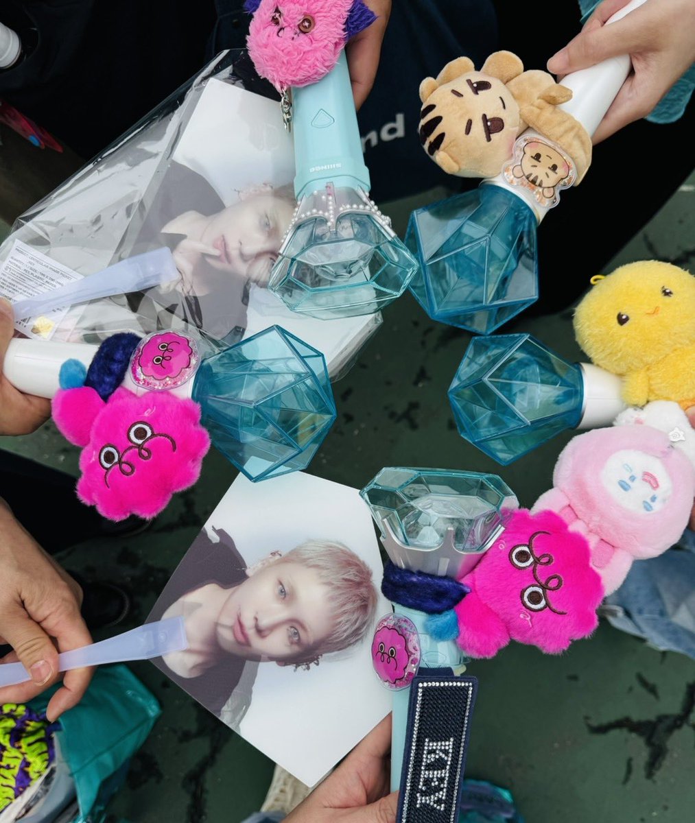 shinee_keylove1's tweet photo. 遠かったけど行けて良かった🥹
SHINeeのステージを見て
ますます大好きになったよ
8年ぶりの5HINee
たくさんの幸せをありがとう
大好きなチングたちありがとう
もうロス……
来年まで待てない🥲🥲🥲
#SHINee #샤이니
#2026샤이니월드VIII
#THE_INVERT #2026_SHINeeWORLD_VIII_THE_INVERT https://t.co/QyOzxSbPtE