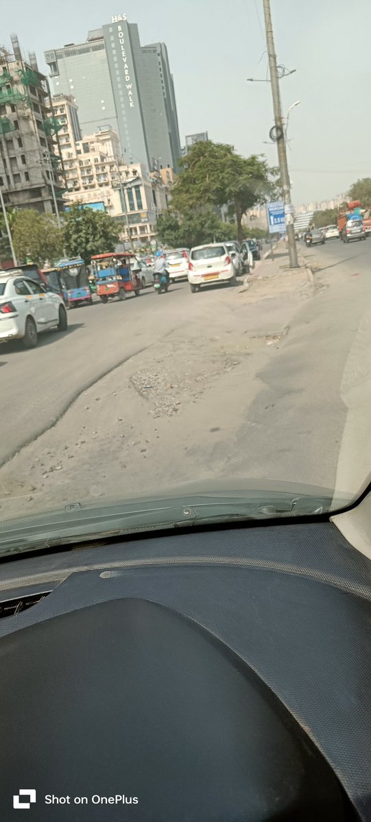 Sandeep01814044's tweet photo. गौर मॉल के सामने 130 मीटर सड़क और सर्विस लेन के बीच गड्ढे कब भरे जाएंगे @OfficialGNIDA  प्रशासन है या छुट्टी पर है ? https://t.co/KdCWja23AJ